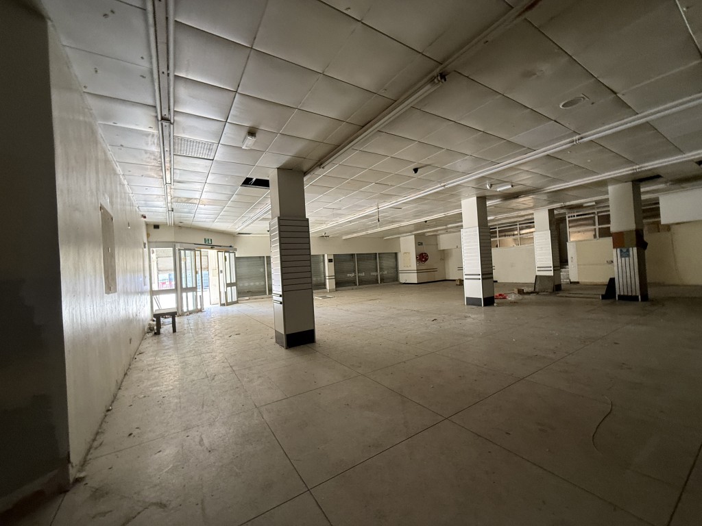 Lot: 29 - SUBSTANTIAL CITY CENTRE FREEHOLD COMMERCIAL BUILDING WITH INCOME AND ASSET MANAGEMENT POTENTIAL - Looking toward the front doors of what was Somerfield